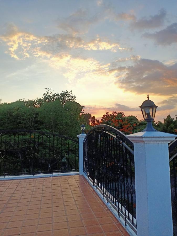 El Castillo Bed And Breakfast Angono Kültér fotó
